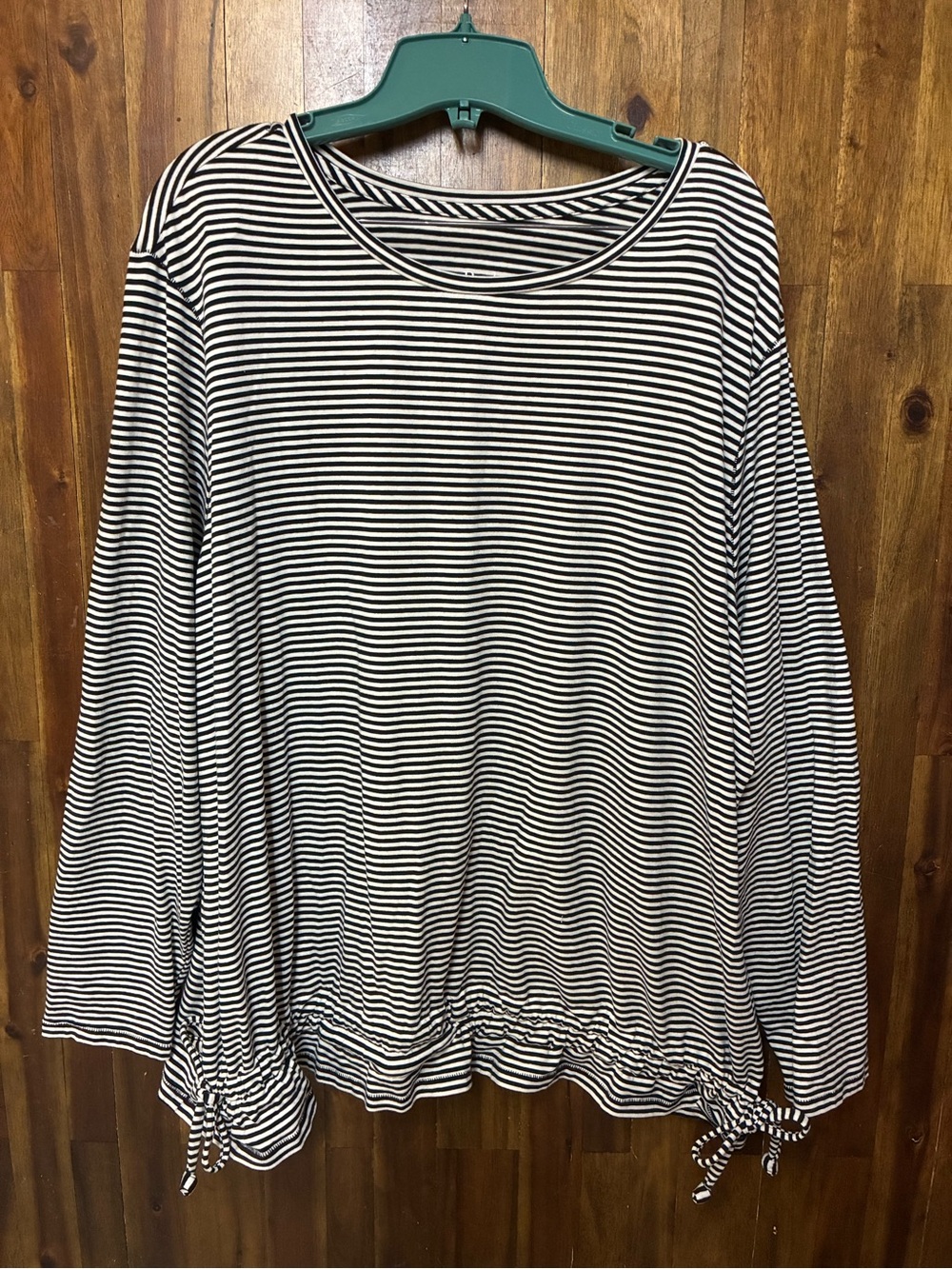 AnyBody Women’s Black and White Striped Long-Sleeve Tie-Hem Top (3X)